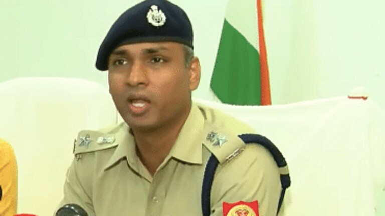 लखीमपुर खीरी: SP ने कहा- ‘जबरन नहीं, स्वेच्छा से मोटरसाइकिल पर बैठकर गई थीं लड़कियां’ UP Tak