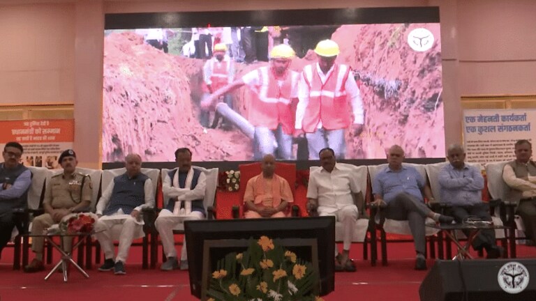 केक कटा, हवन हुआ, CM योगी भी चित्र प्रदर्शनी में पहुंचे! UP में यूं मना PM मोदी का बर्थडे UP Tak