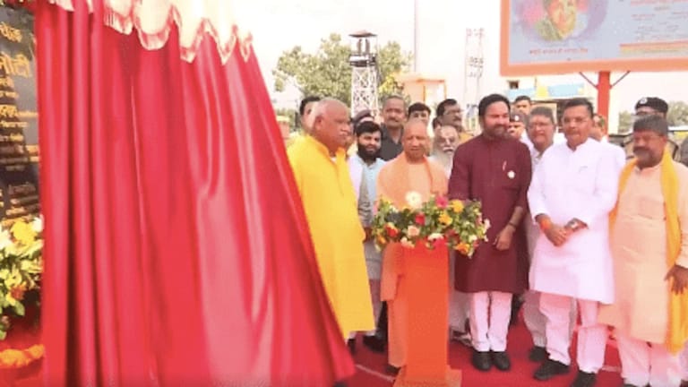 CM योगी ने अयोध्या में लता मंगेशकर चौक का किया उद्घाटन, साथ ही शहरवासियों से की ये अपील UPTak