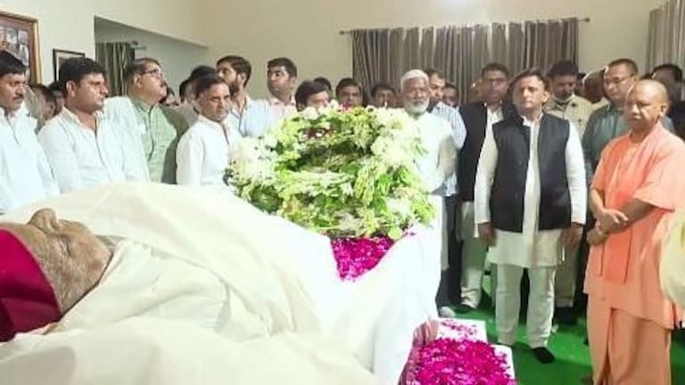 Mulayam Singh Yadav News Live: सैफई पहुंचकर CM योगी ने मुलायम सिंह यादव को दी श्रद्धांजलि UP Tak