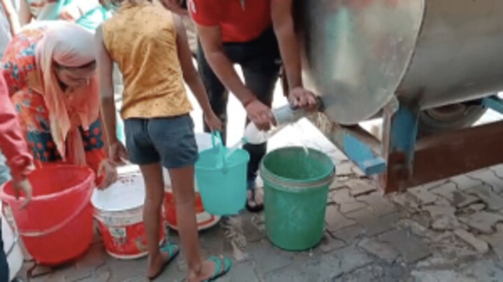गाजियाबाद में यहां के लोग तरस रहे बूंद-बूंद पानी को! टैंकर से हो रही खरीदारी, पढ़ें रिपोर्ट UP Tak