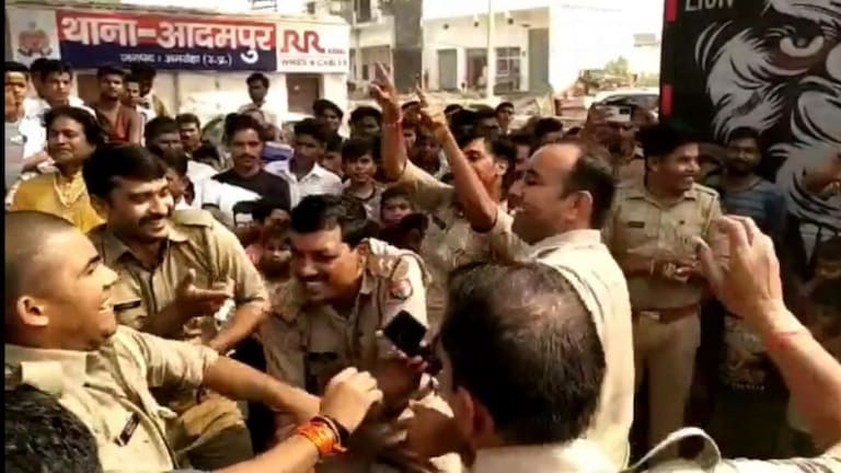 अमरोहा: पुलिसकर्मियों ने थाने में दिखाया अपने डांस का जलवा! वीडियो हो गया वायरल, जानिए UP Tak