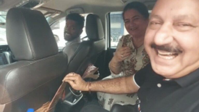 गोला: वोटिंग के बीच बीजेपी MLA रोमी कार में भर बांट रहे लिफाफे? SP नेता बोले- वह कुबेर हैं UP Tak