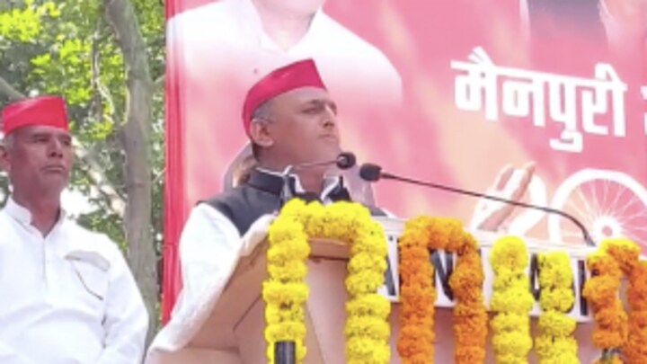 मैनपुरी उपचुनाव: शिवपाल बैठे थे बगल में, अखिलेश ने मंच से कही चाचा का दिल जीतने वाली बात UP Tak