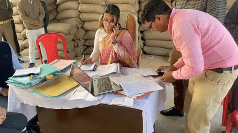 बरेली कमिश्नर ने किसान को फोन कर पूछा- आपने धान बेचा है? जवाब मिला- नहीं और खुल गई ये पोल UP Tak