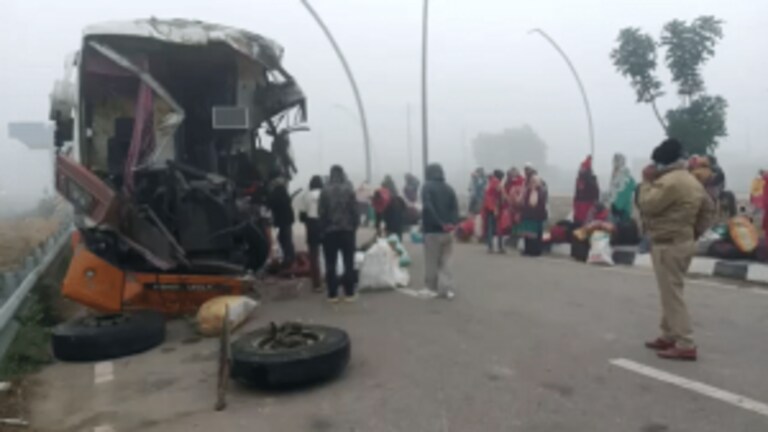 उन्नाव में घने कोहरे के बीच ट्रक से टकराई बस, चार लोगों की मौत, पांच घायल UP Tak