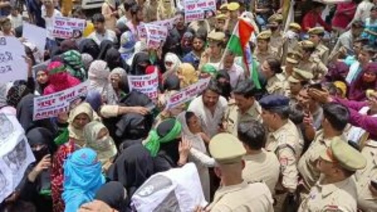 फिरोजाबाद: नूपुर शर्मा की गिरफ्तारी की मांग को लेकर बुर्कानशीं महिलाएं सड़कों पर उतरीं UP Tak