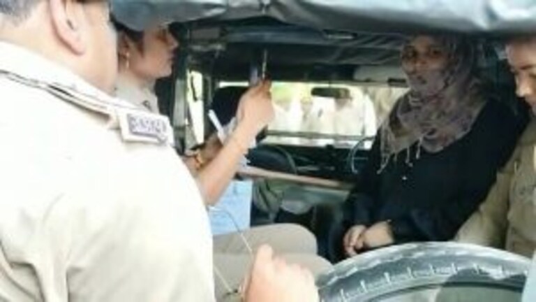 रामपुर: जेठानी की जगह वोट डालने पहुंची महिला, पुलिस ने पकड़ा तो बोली- ‘सास-ससुर ने भेजा’ UP Tak