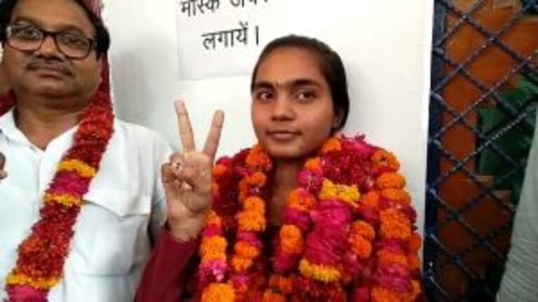 यूपी बोर्ड 10वीं-12वीं की परीक्षा का रिजल्ट, टॉप 10 के मामले में लड़कियों ने मारी बाजी UP Tak