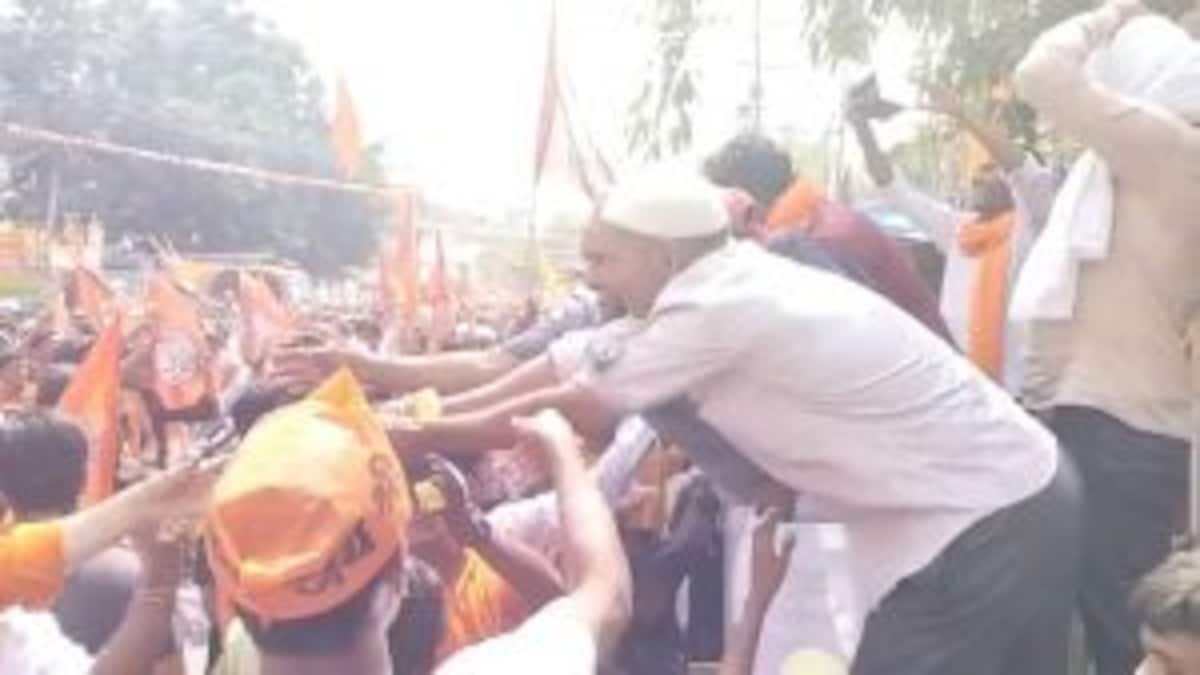 जब दिल्ली में तनाव था तब नोएडा में बरसा प्रेम, हनुमान शोभा यात्रा में मुस्लिम ये करते दिखे UP Tak