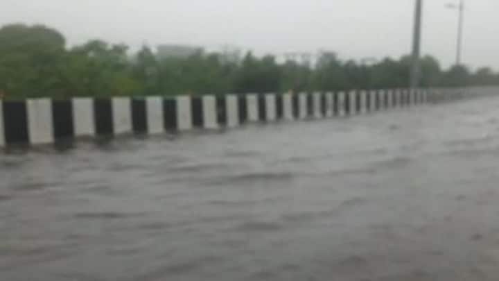 बारिश में देखिए क्या हो गया दिल्ली-मेरठ एक्सप्रेसवे का हाल, स्वीमिंग पूल में बदली सड़क UP Tak