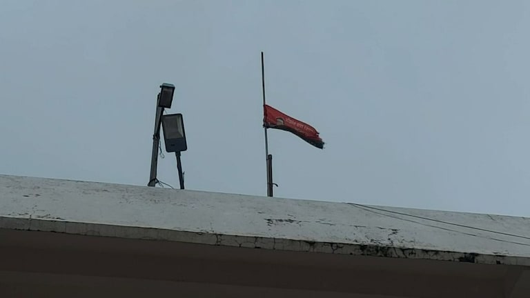 मुलायम सिंह का निधन: UP में तीन दिनों का राजकीय शोक, मैनपुरी में झुकाया गया SP का झंडा UP Tak