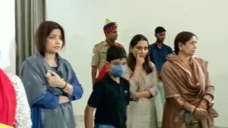 यादव वंश वृक्ष: देश की ताकतवर राजनीतिक फैमिली रहा मुलायम का कुनबा, फूट भी रही चर्चा में UP Tak