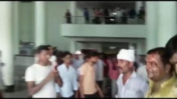 लखीमपुर खीरी: पहले अस्पताल में BJP मंडल अध्यक्ष की पिटाई फिर कार्यकर्ताओं ने किया ‘तांडव’ UP Tak