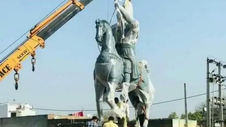 शामली: पृथ्वीराज चौहान की मूर्ति पर छिड़ा विवाद, इस बात का विरोध कर रहे गुर्जर समाज के लोग UP Tak