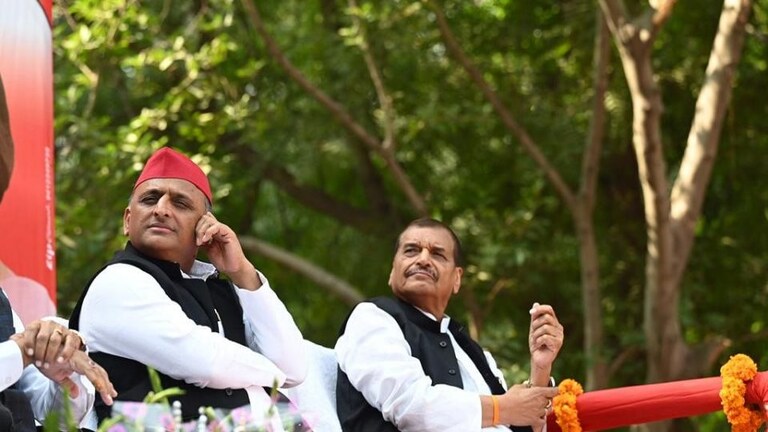 मुलायम की पत्नी साधना के निधन के बाद जब उनसे मिलने पहुंचे CM योगी, अखिलेश भी रहे मौजूद UP Tak