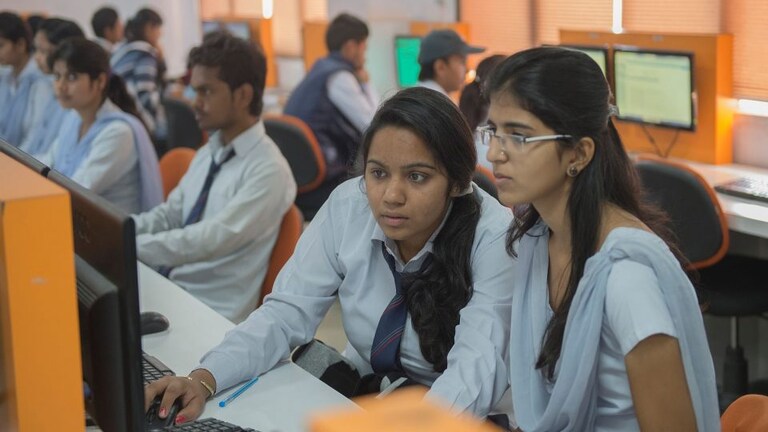 UP बोर्ड के स्कूलों में अब दी जाएगी व्यावसायिक शिक्षा, जानिए क्या है मकसद और प्लानिंग? UP Tak