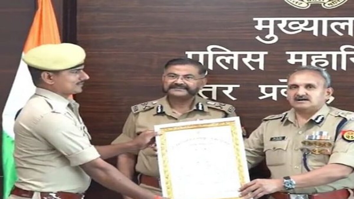 लखनऊ: जान पर खेलकर डूबते हुए लोगों को बचाने पर आरक्षी संदीप और चंदन को DG ने किया सम्मानित UP Tak