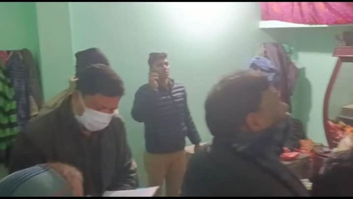 सीतापुर: ठंड से बचने के लिए कमरे में जलाया था पेट्रोमैक्स, पति-पत्नी-2 मासूमों की हुई मौत UP Tak