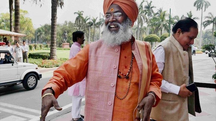 AMU पोस्टर मामला: साक्षी महाराज बोले- ‘तालिबानी सोच के लोग हैं, इनके खिलाफ कार्रवाई हो’ UP Tak