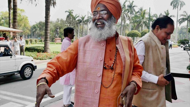 AMU पोस्टर मामला: साक्षी महाराज बोले- ‘तालिबानी सोच के लोग हैं, इनके खिलाफ कार्रवाई हो’ UP Tak