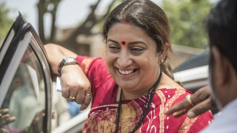 अमेठी: स्मृति ईरानी को फोन पर नहीं पहचान पाए लेखपाल, अब बुरे फंसे, जानें पूरा मामला UP Tak