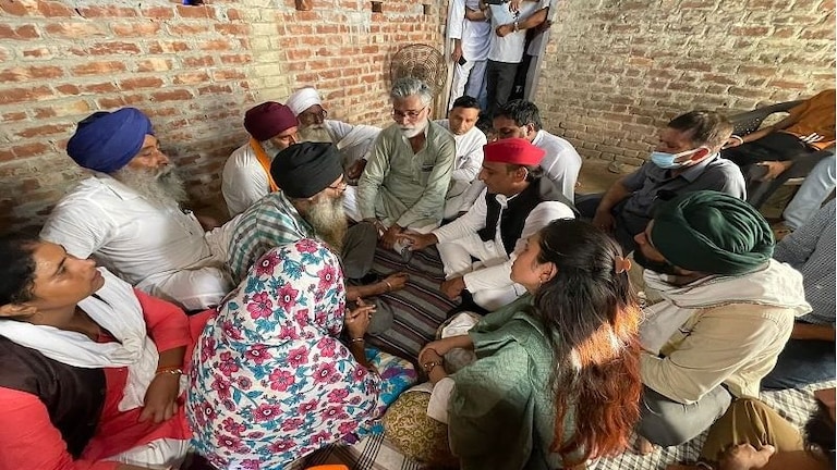 लखीमपुर खीरी हिंसा: पीड़ित परिवार के बीच पहुंचे अखिलेश, कहा- जो कहेंगे वो मदद होगी UP Tak