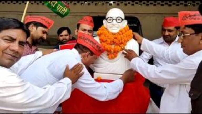 गांधी जयंती: जब गांधी जी की मूर्ति के सामने फूट-फूटकर रोने लगे SP नेता, वीडियो हुआ वायरल UP Tak