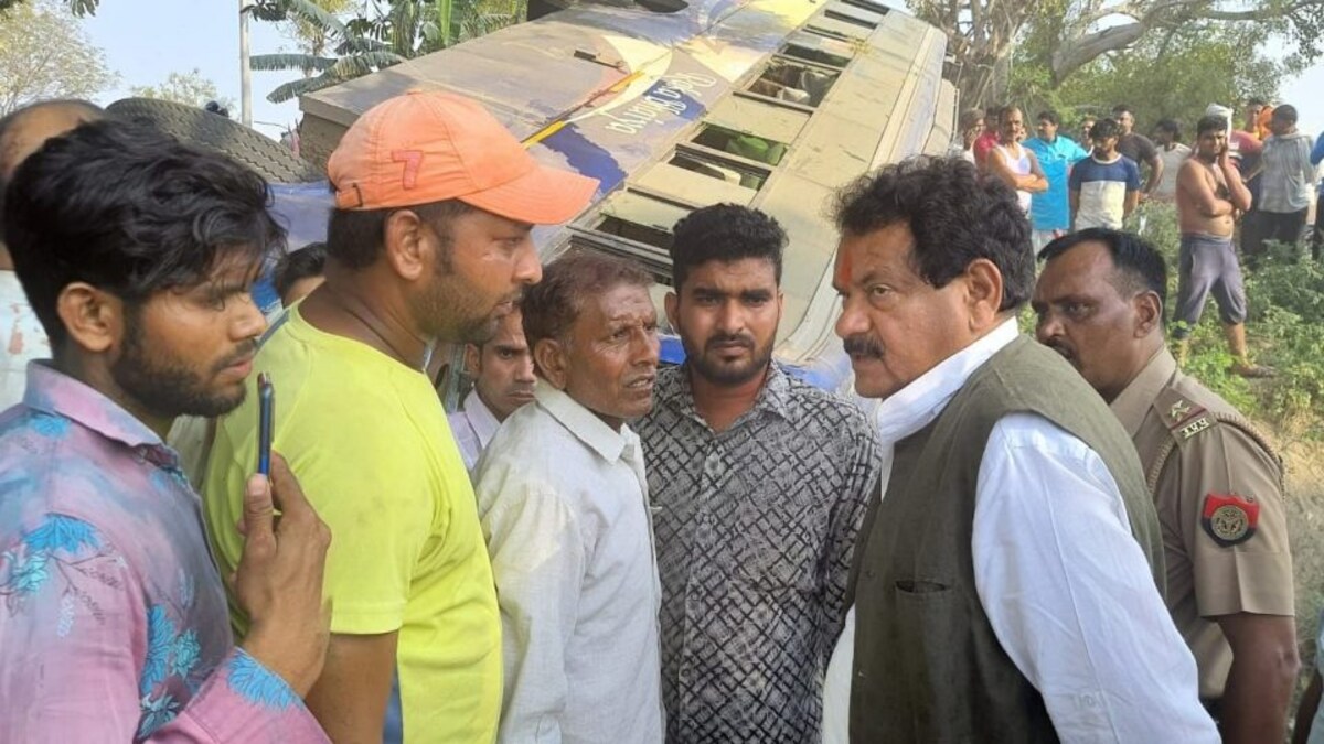 आगरा में यात्रियों से भरी बस खाई में गिरी, 30 लोग घायल UP Tak