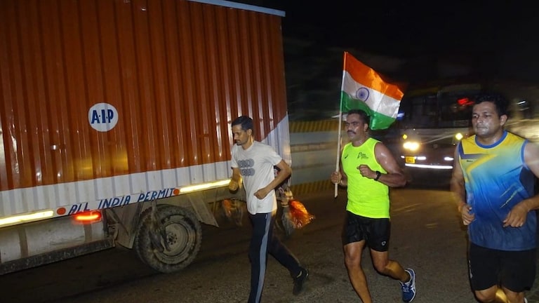 गाजियाबाद SSP ने आधी रात तिरंगा लेकर लगाई 22 किमी की दौड़, निवाड़ी से दुहाई पॉइंट तक दौड़े UP Tak