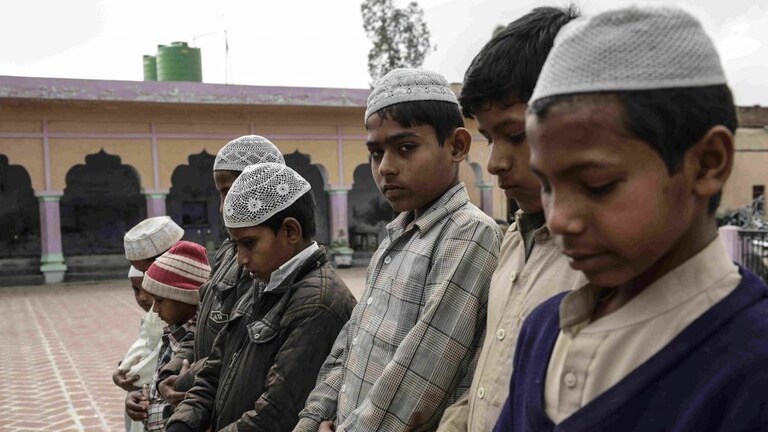 UP: मदरसों में अब छात्रों के साथ शिक्षक भी अनिवार्य रूप से गाएंगे राष्ट्रगान UPTak