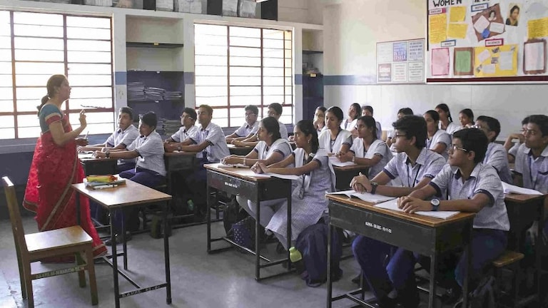 चुनावी मौसम में 51 हजार से ज्यादा शिक्षकों की भर्ती करेगी योगी सरकार, विस्तार से जानिए UP Tak