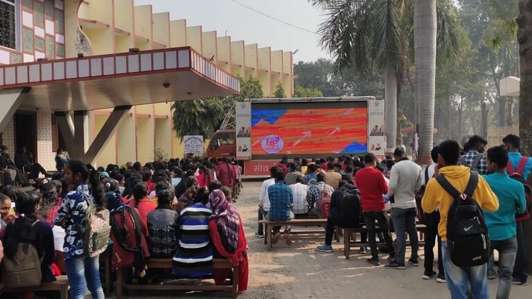 UP: 9 लाख स्टूडेंट्स को मिलेंगे टैबलेट-स्मार्टफोन, जानें एलिजिबिलिटी, रजिस्ट्रेशन प्रोसेस UP Tak