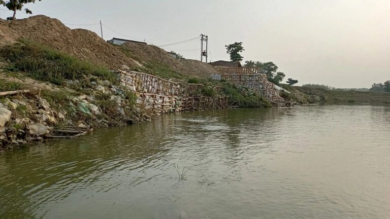 पड़ताल: महराजगंज में रोहिन नदी फिर मचा सकती है बाढ़ का कहर! फ्लड फाइटिंग का काम अभी भी अधूरा UpTak