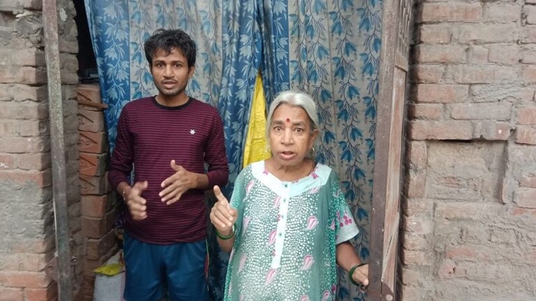 प्रयागराज: आठ साल से बिना लाइट के जिंदगी गुजार रहा ये परिवार, सामने आई ये वजह UP Tak