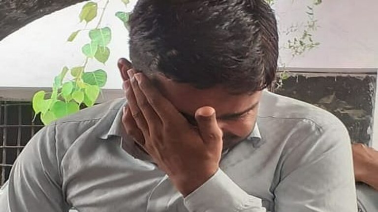 शाहजहांपुर: ACB ने रिश्वत लेते लेखपाल को पकड़ा तो वो फूट-फूटकर रोने लगा UP Tak