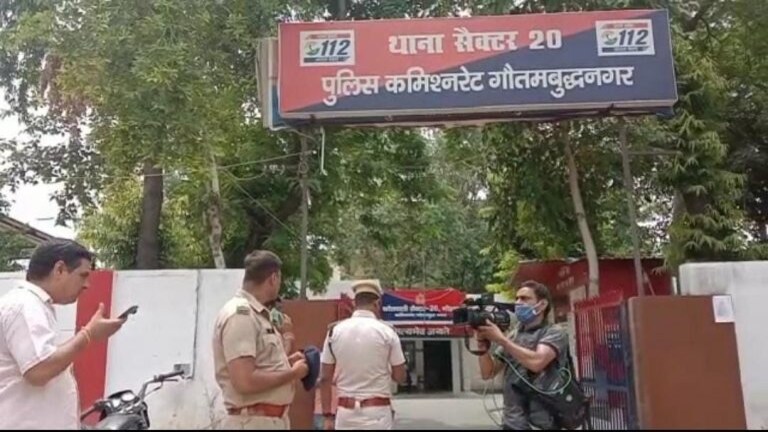 TV एंकर को लेकर छत्तीसगढ़-यूपी पुलिस में भिड़ंत, गिरफ्तारी को लेकर हुआ हाई वोल्टेज ड्रामा UP Tak