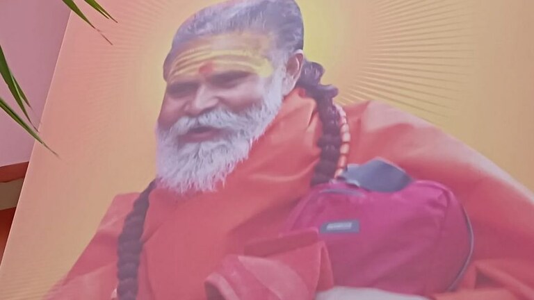 प्रयागराज: महंत नरेंद्र गिरी के बंद कमरे में मिले 3 करोड़ कैश, करोड़ों के जेवरात और घी? UP Tak