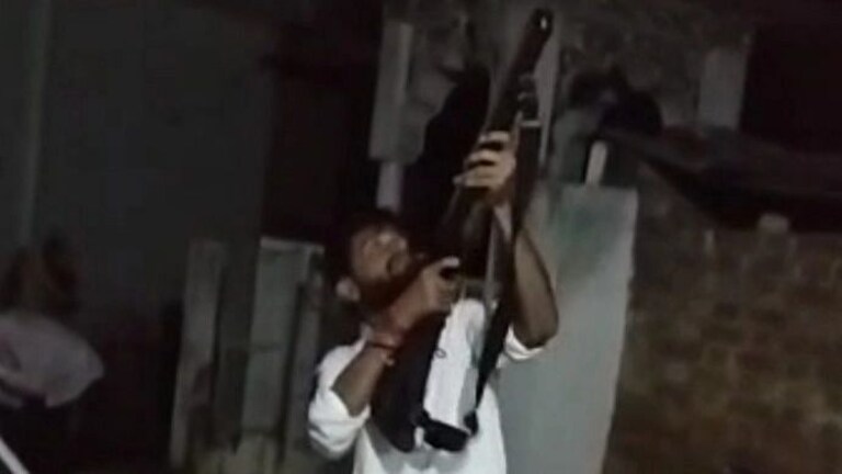 बांदा: ‘कारतूस महंगी है फायर न करना’, शख्स के मना करने पर नहीं माना युवक, चलाता रहा रायफल UP Tak