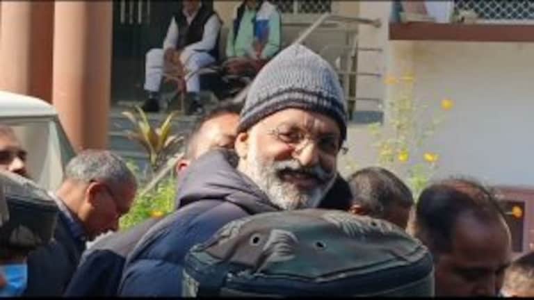 प्रयागराज कोर्ट में हुई मुख्तार की पेशी, न्यायालय से मुस्कुराते हुए निकला बाहुबली नेता UP Tak