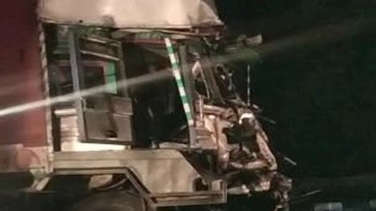 बागपत में ईस्टर्न पेरीफेरल एक्सप्रेसवे पर देर रात ट्रक ने खड़े ट्रक को मारी टक्कर, 3 की मौत UP Tak