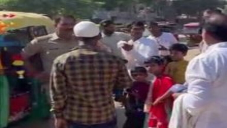 फतेहपुर में दिखा गजब नजारा! ईद की नमाज पढ़ एक ऑटो में लौट रहे थे 27 लोग, पुलिस ने ये किया UP Tak