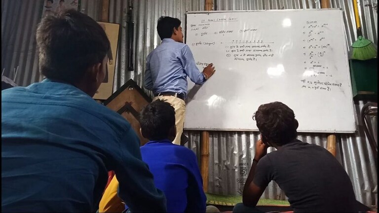 प्रयागराज: अपने सपनों को छोड़ ‘गली स्कूल’ में शिक्षा की अलख जगा रहे विवेक, प्रेरक है कहानी UP Tak