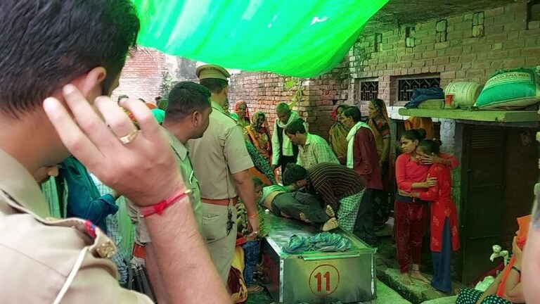 इटावा: राजमिस्त्री की मौत, परिजनों ने कहा- दबंगों ने बंधक बनाकर पीटा, घर के बाहर फेंक गए UP Tak