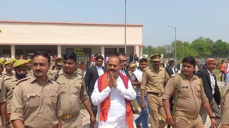 भदोही: पूर्व विधायक विजय मिश्रा के परिवार पर कसा शिकंजा, भतीजे का 8 करोड़ का मकान कुर्क UP Tak