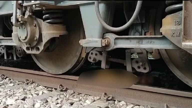 पति से झगड़े के बाद विवाहिता 2 बेटियों के साथ ट्रेन के आगे कूदी, एक बेटी और महिला की मौत UP Tak