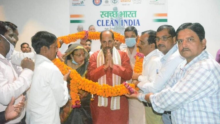 पेट्रोल पर विवादित बोल वाले मंत्री उपेंद्र तिवारी ने अब PM मोदी को बताया भगवान, पढ़ी कविता UP Tak