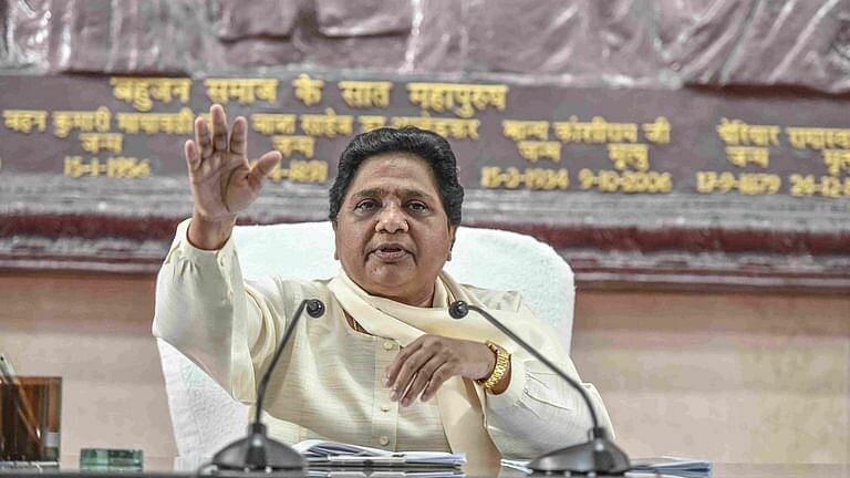 सड़कों की दुर्दशा को लेकर मायावती का सरकार पर निशाना, कहा- ये बस नाम बदलने में चैंपियन UPTak
