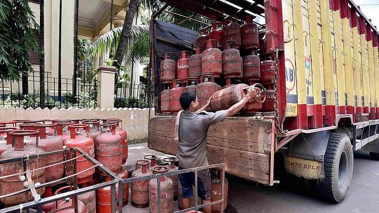 सिलिंडर महंगा पड़ रहा, सरकारी आवास में विधायक ने मांगा लकड़ी-कोयले वाला चूल्हा UP Tak