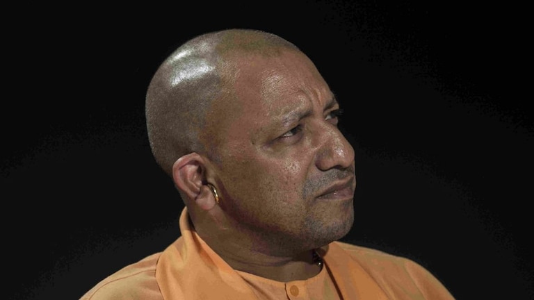 सीएम योगी आखिर कान में क्यों पहनते हैं अष्ट धातु से बना कुंडल, जानें इससे जुड़ी रोचक कहानी UP Tak